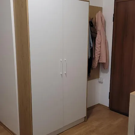 Nikola Flat *